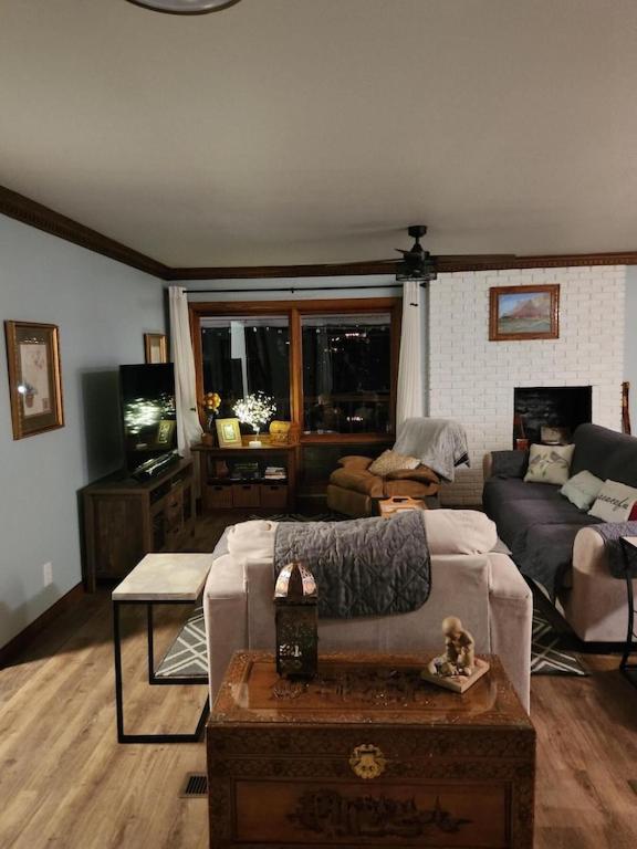Lake Malone Ky Lake Shore Home Right On Water With Private Boat Dock, A Shore Thing Lewisburg