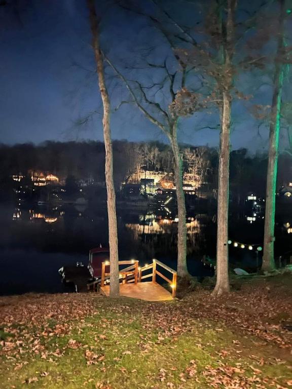 Holiday home Lake Malone Ky Lake Shore Home Right On Water With Private Boat Dock, A Shore Thing Lewisburg